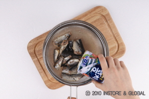 칼칼한 맛이 일품_ 꽁치 무조림